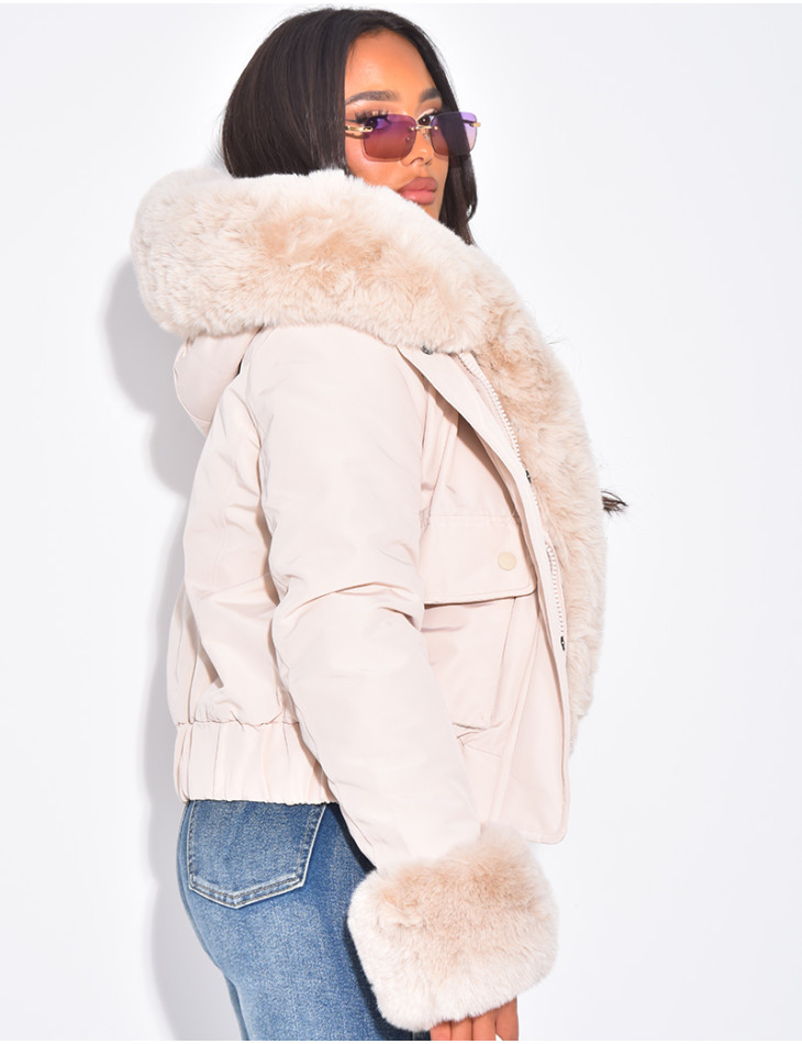 Kurze Daunenjacke mit abnehmbarem Fell
