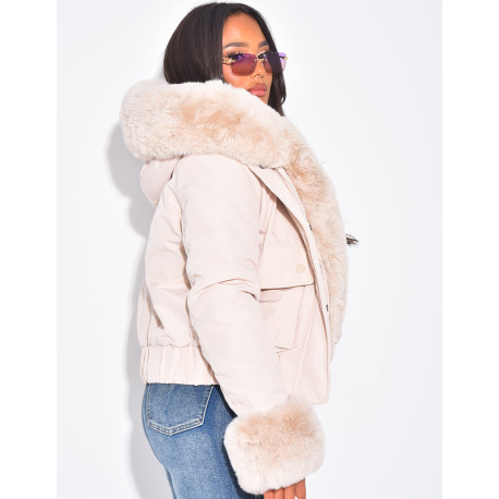 Kurze Daunenjacke mit abnehmbarem Fell