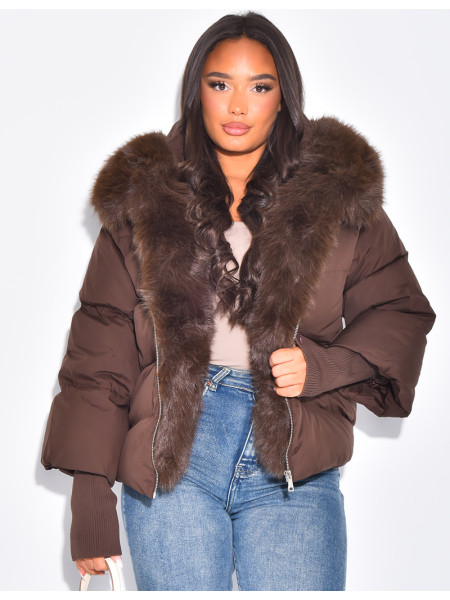 Kurze, übergroße Steppjacke mit gerippten Ärmelbündchen und Fellbes
