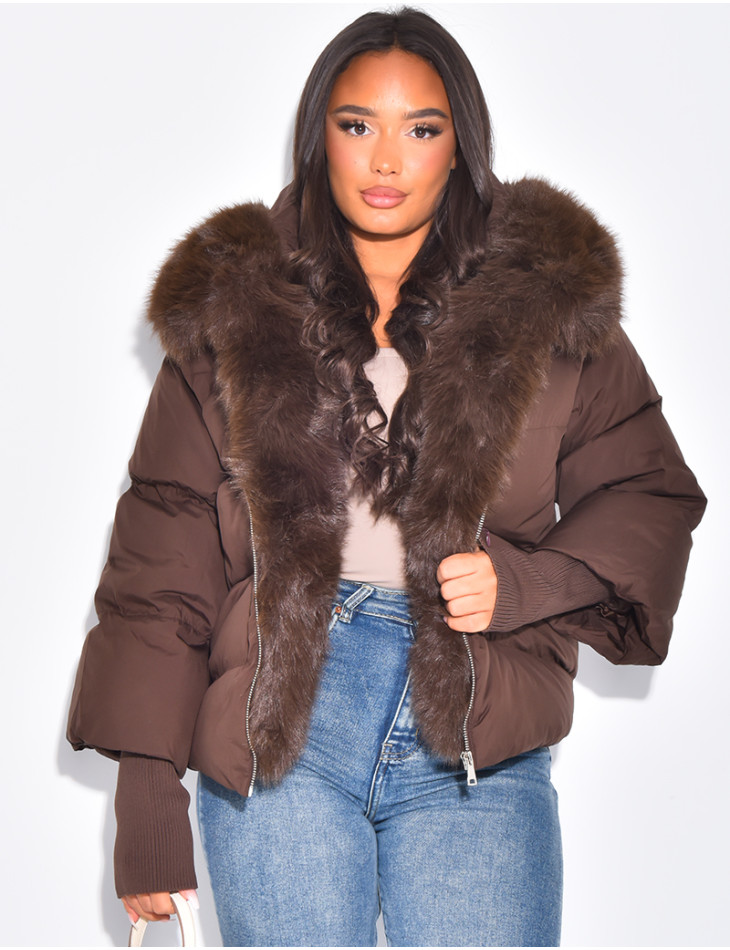 Kurze, übergroße Steppjacke mit gerippten Ärmelbündchen und Fellbes