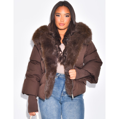 Kurze, übergroße Steppjacke mit gerippten Ärmelbündchen und Fellbes