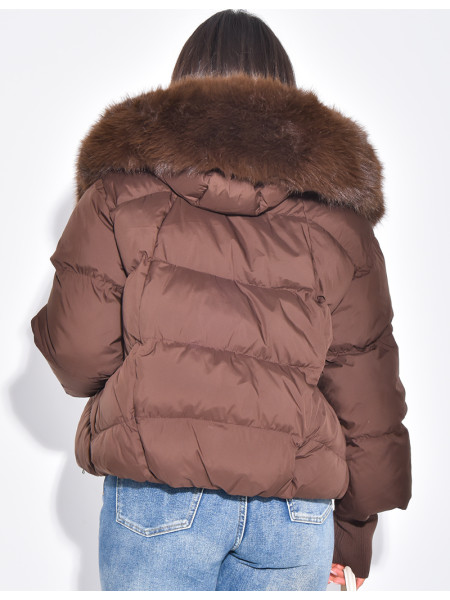 Kurze, übergroße Steppjacke mit gerippten Ärmelbündchen und Fellbes