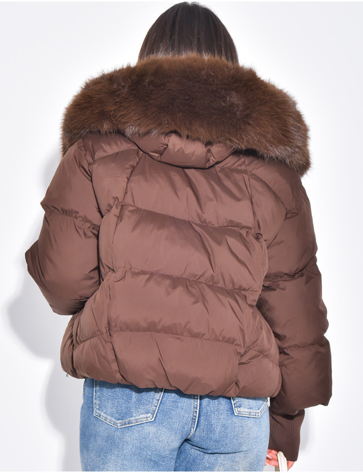 Kurze, übergroße Steppjacke mit gerippten Ärmelbündchen und Fellbes