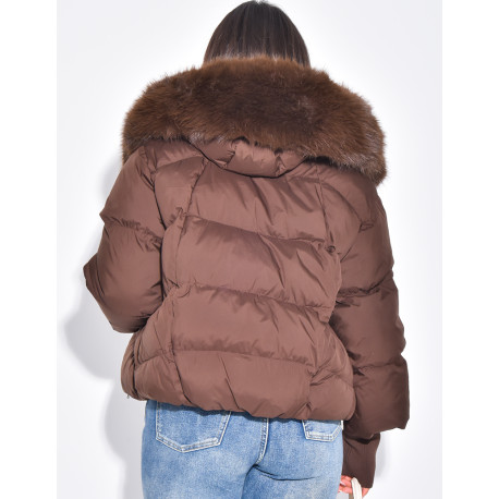 Kurze, übergroße Steppjacke mit gerippten Ärmelbündchen und Fellbes