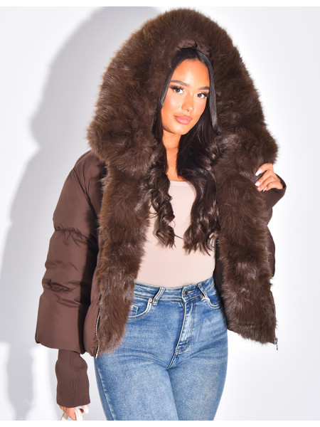 Kurze, übergroße Steppjacke mit gerippten Ärmelbündchen und Fellbes