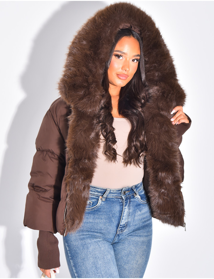 Kurze, übergroße Steppjacke mit gerippten Ärmelbündchen und Fellbes