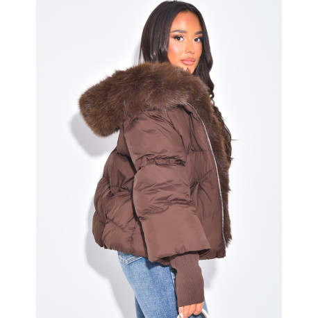 Kurze, übergroße Steppjacke mit gerippten Ärmelbündchen und Fellbes