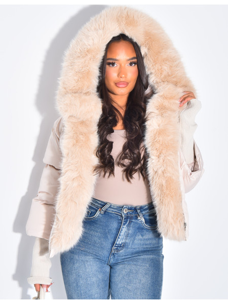 Short, oversized quilted puffer jacket with ribbed cuffs and fur trim