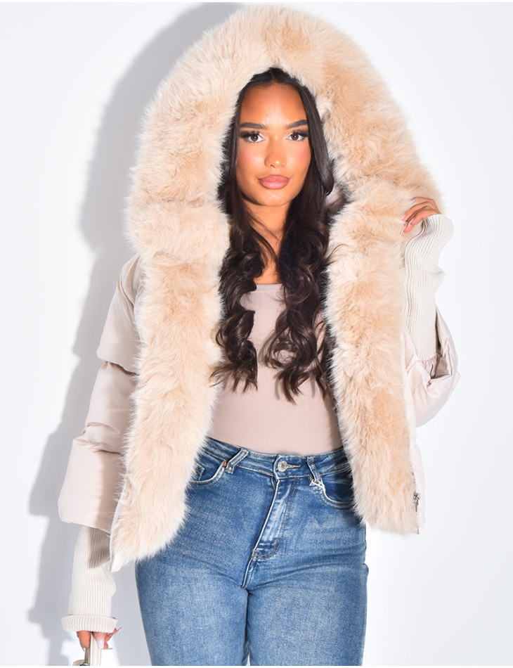 Short, oversized quilted puffer jacket with ribbed cuffs and fur trim