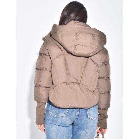 Kurze, oversized Steppjacke mit gerippten Ärmelbündchen