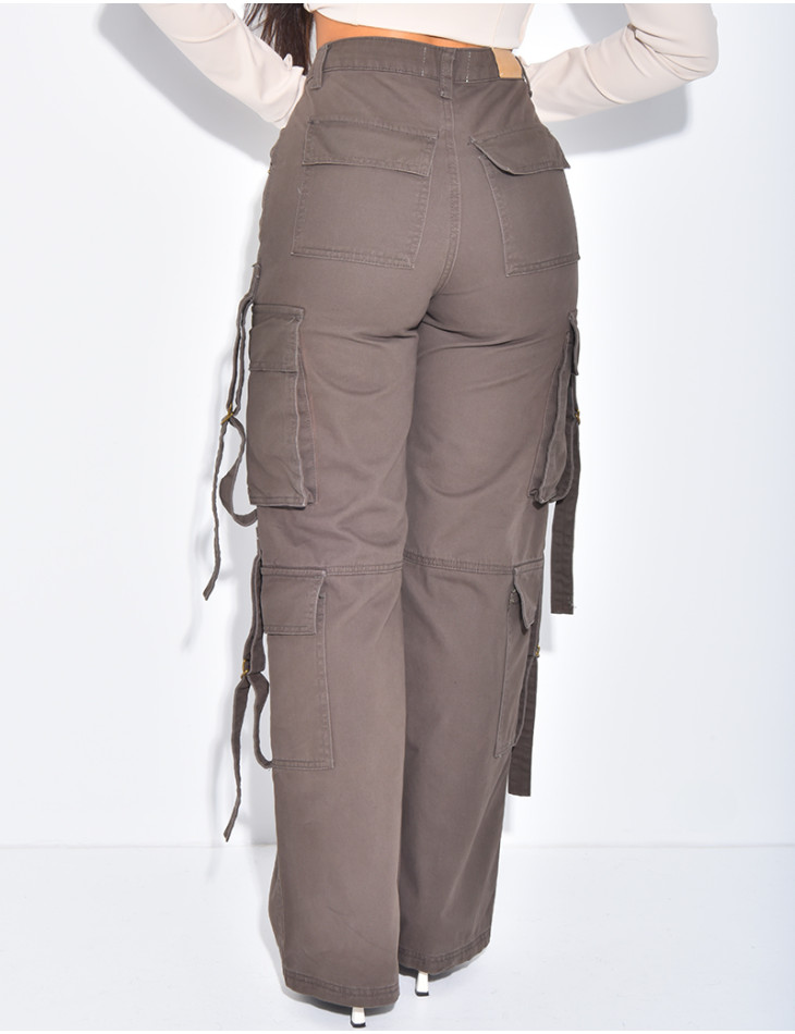 Gerade geschnittene Cargohose mit hängenden Riemen