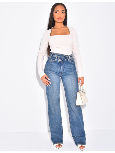 Jeans coupe droite stretchy à boutonnière croisée