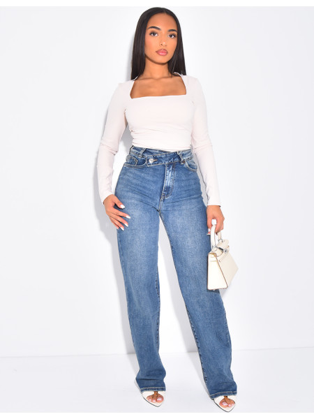 Gerade geschnittene Stretchjeans mit gekreuzter Knopfleiste