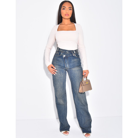 Gerade geschnittene Stretchjeans mit gekreuzter Knopfleiste