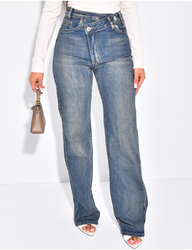 Jeans coupe droite stretchy à boutonnière croisée