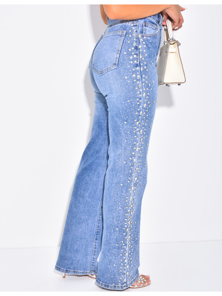 Gerade geschnittene Jeans mit Strasssteinen und Kristallen