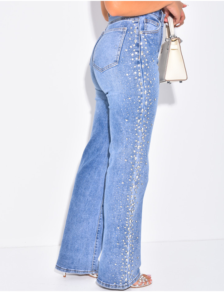 Gerade geschnittene Jeans mit Strasssteinen und Kristallen