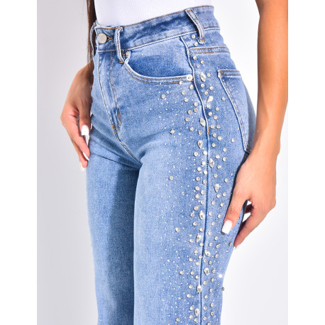 Gerade geschnittene Jeans mit Strasssteinen und Kristallen