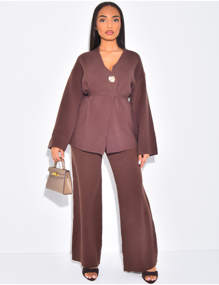 Two-piece set with pants and vest with gold button closure