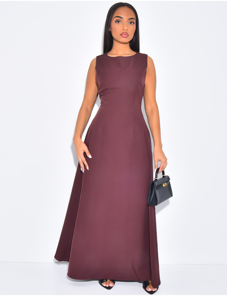 Robe très longue cintrée à la taille et évasée