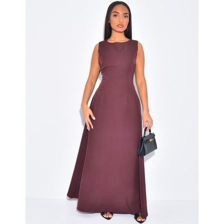 Robe très longue cintrée à la taille et évasée