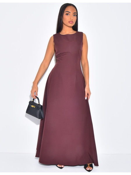 Sehr langes, tailliertes und ausgestelltes Kleid