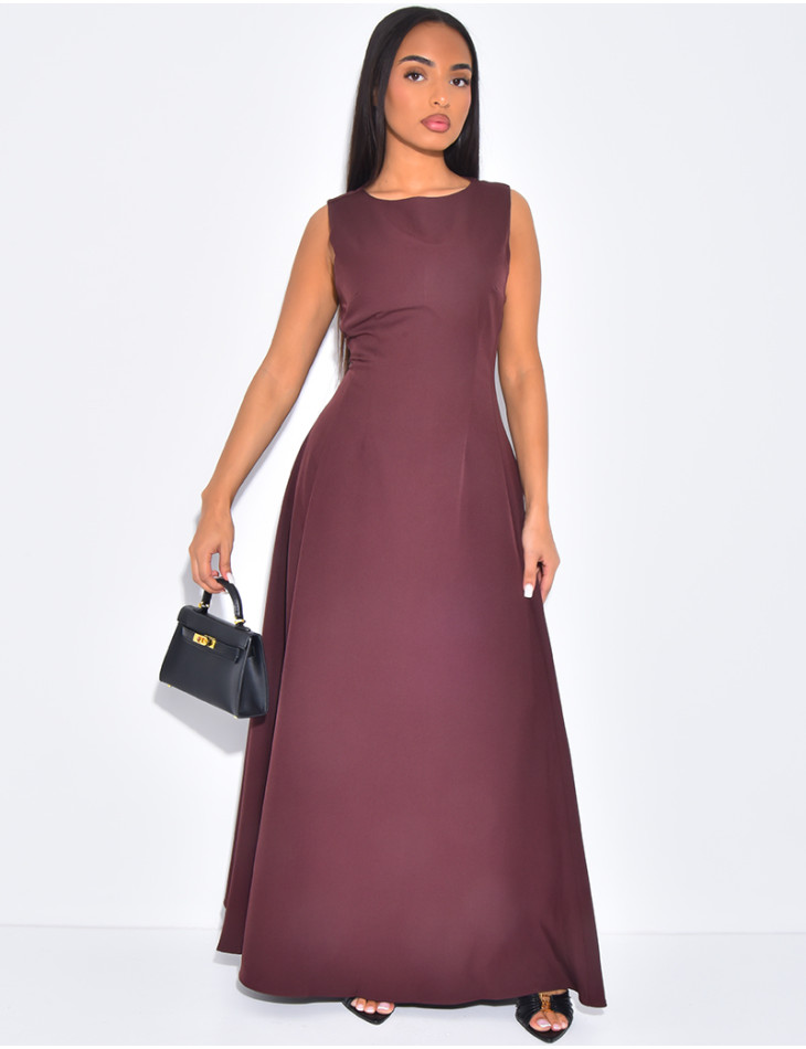 Sehr langes, tailliertes und ausgestelltes Kleid