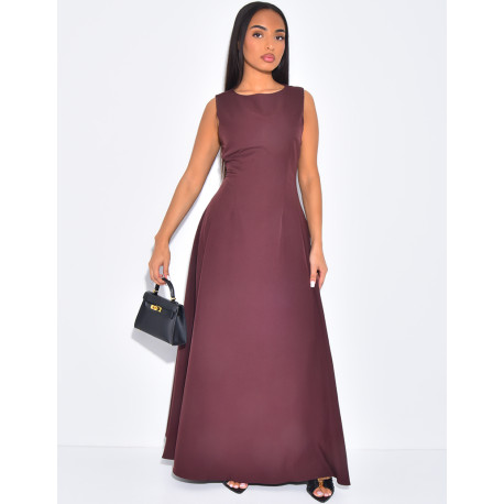 Sehr langes, tailliertes und ausgestelltes Kleid