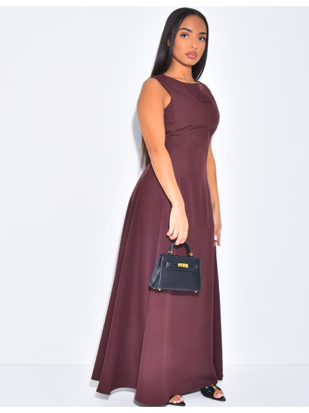 Sehr langes, tailliertes und ausgestelltes Kleid