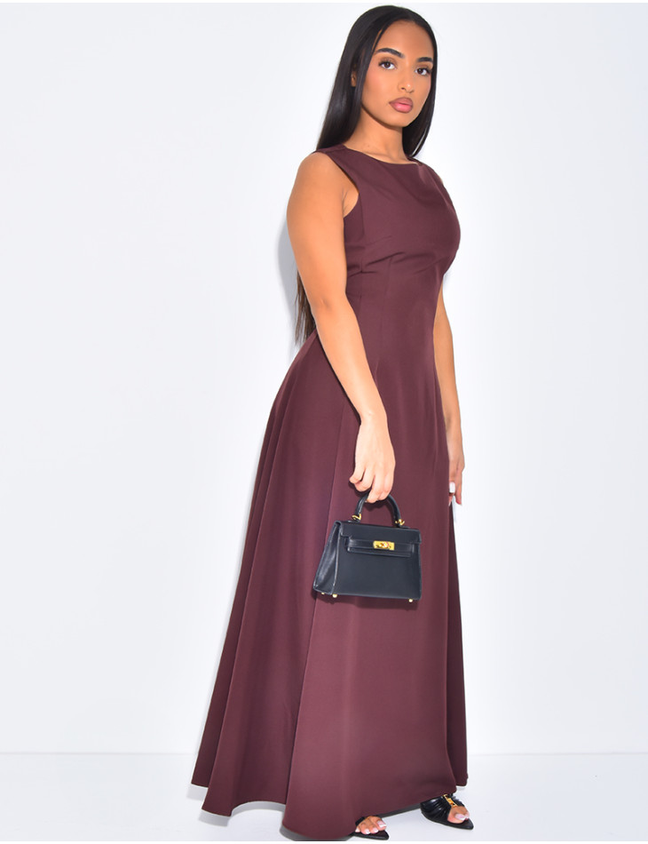 Sehr langes, tailliertes und ausgestelltes Kleid