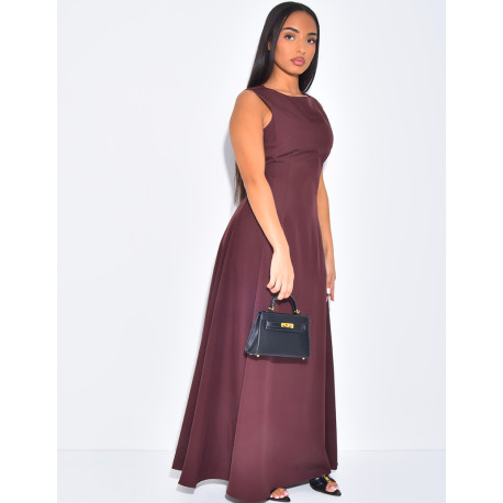 Sehr langes, tailliertes und ausgestelltes Kleid