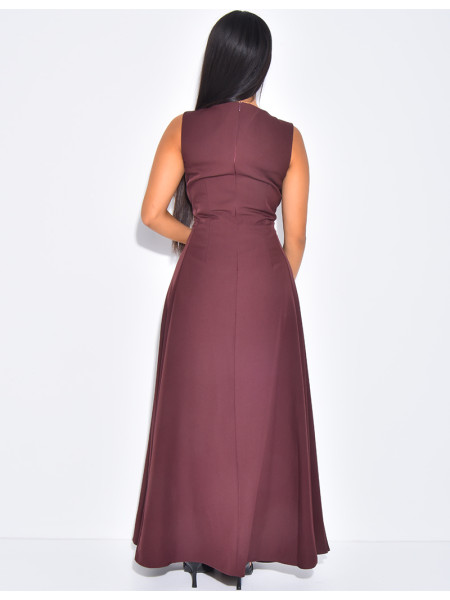 Sehr langes, tailliertes und ausgestelltes Kleid