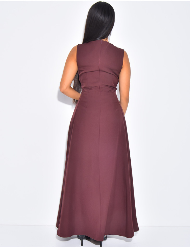 Sehr langes, tailliertes und ausgestelltes Kleid