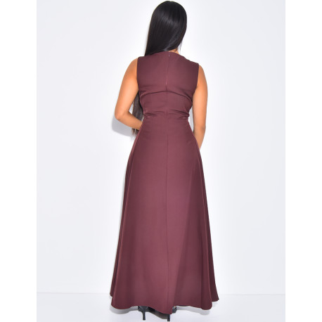 Sehr langes, tailliertes und ausgestelltes Kleid