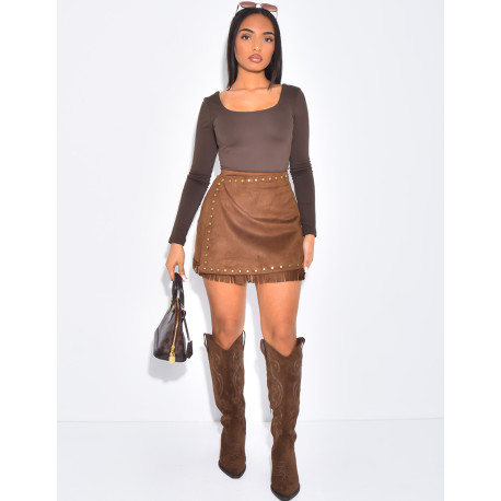 Jupe courte en suédine cloutée à franges