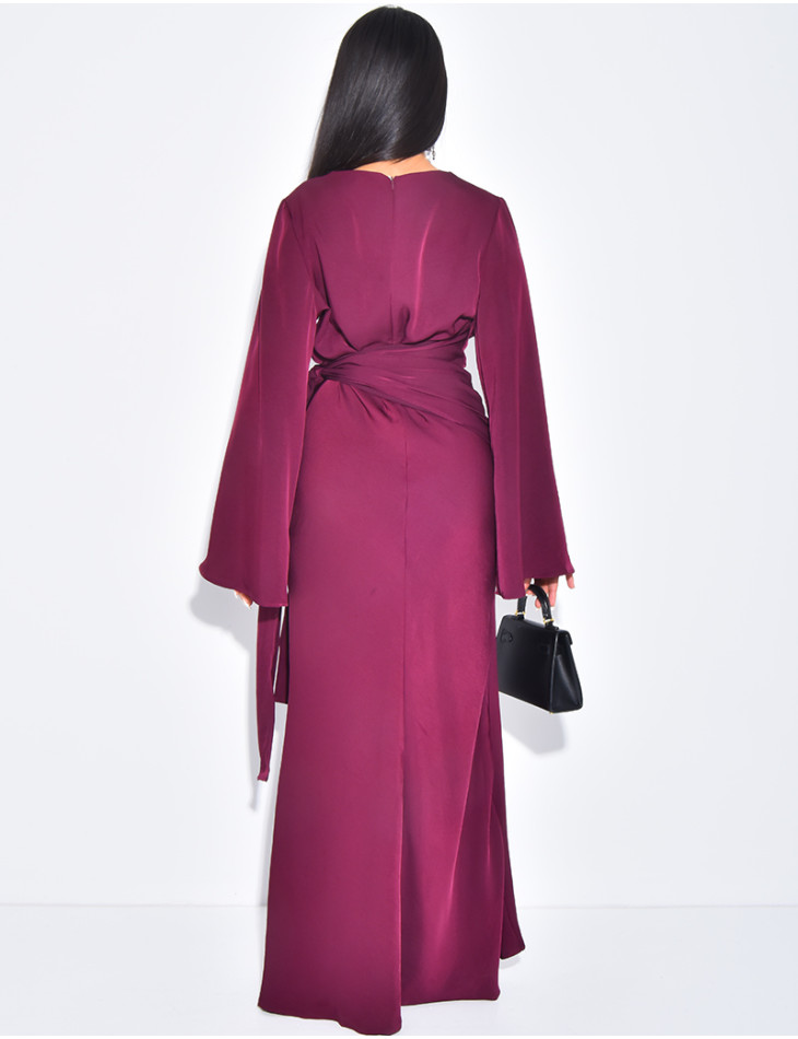 Langes Kleid aus Premium-Satin zum Binden in der Taille.