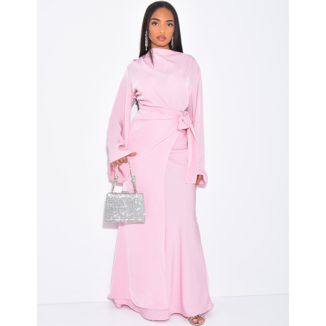 Longue robe en satin premium à nouer à la taille
