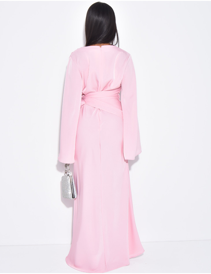Longue robe en satin premium à nouer à la taille