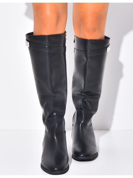 Flache Reiterstiefel mit runder Spitze und Riemen
