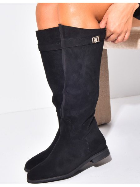 Flache Reiterstiefel mit runder Spitze und Riemen