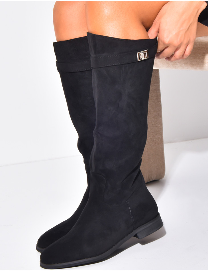 Flache Reiterstiefel mit runder Spitze und Riemen