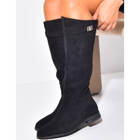 Flache Reiterstiefel mit runder Spitze und Riemen