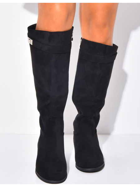 Flache Reiterstiefel mit runder Spitze und Riemen