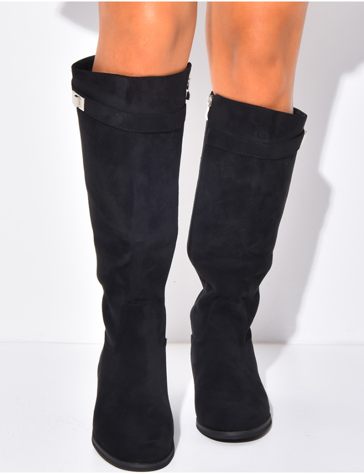 Flache Reiterstiefel mit runder Spitze und Riemen