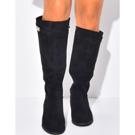 Flache Reiterstiefel mit runder Spitze und Riemen