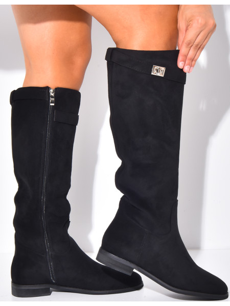 Flache Reiterstiefel mit runder Spitze und Riemen