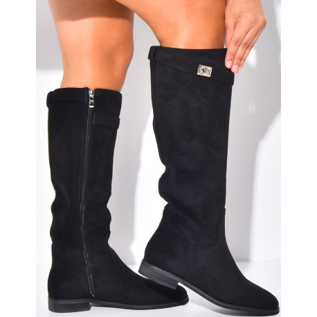 Flache Reiterstiefel mit runder Spitze und Riemen