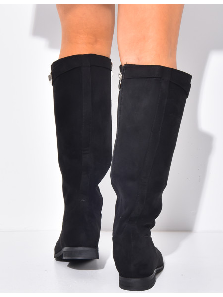 Flache Reiterstiefel mit runder Spitze und Riemen