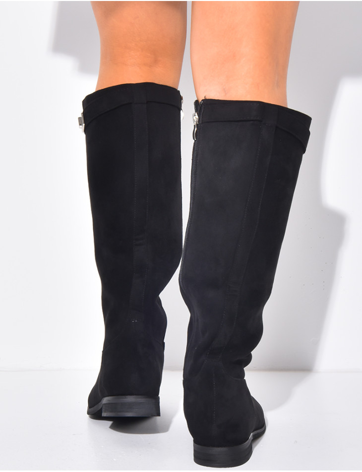 Flache Reiterstiefel mit runder Spitze und Riemen