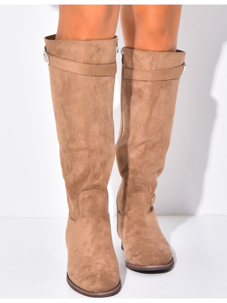 Flache Reiterstiefel mit runder Spitze und Riemen